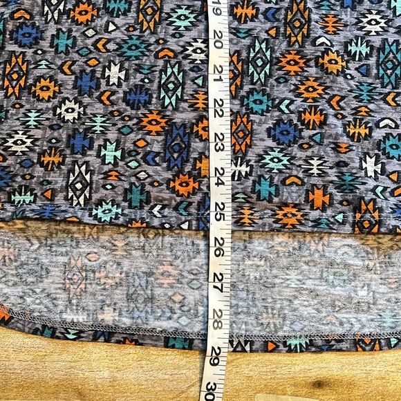 LuLaRoe Lynnae Aztec Print Long Sleeve Tee XL - Picture 5 of 10
